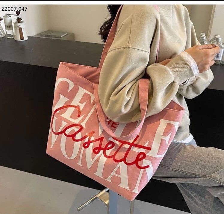 Một chiếc túi tote oversize đựng cả thế giới bên trong