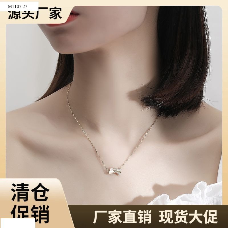 òng cổ phụ nữ nhỏ tươi đám mây clavicle